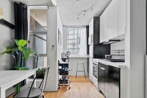 Kjøleskap, mikrobølgeovn, ovn og kokeplater