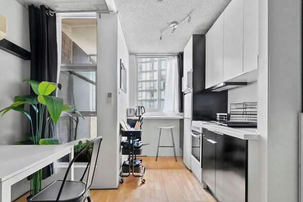 Fridge, microwave, oven, stovetop - Surry Hills Studio With Pool (Surry Hills)