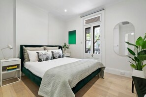 2 bedrooms, desk, iron/ironing board, travel crib - Sydney Terrace In Historic Surry Hills (Surry Hills)