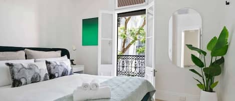 2 chambres, bureau, fer et planche à repasser, lit parapluie