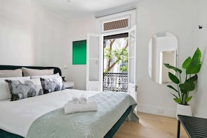 2 bedrooms, desk, iron/ironing board, travel crib - Sydney Terrace In Historic Surry Hills (Surry Hills)