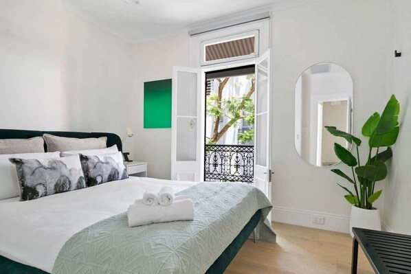 2 slaapkamers, een bureau, een strijkplank/strijkijzer, reisbedje