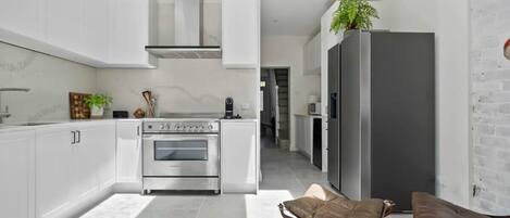 Réfrigérateur, four à micro-ondes, un four, surface de cuisson