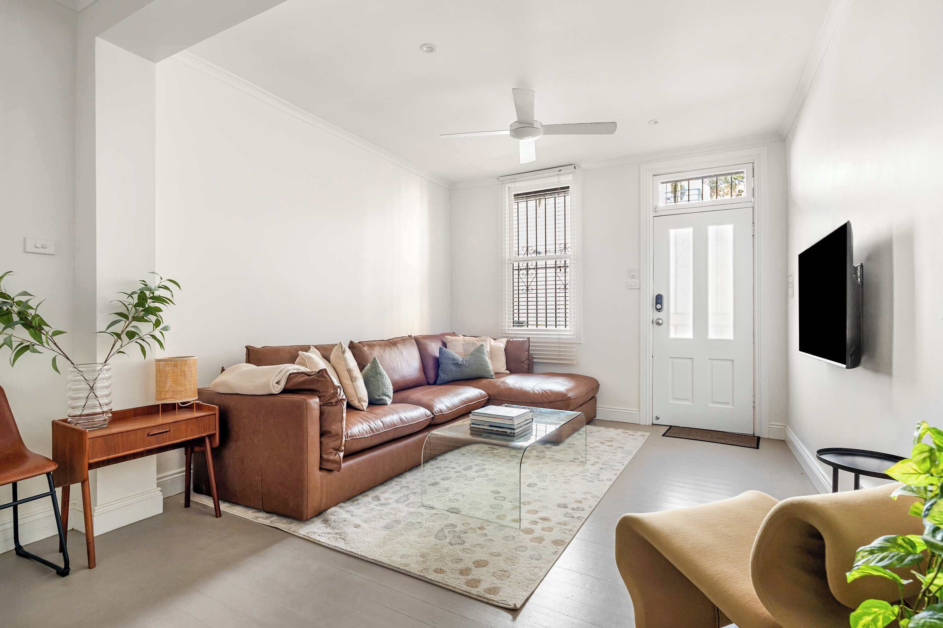 Télévision, chaîne hi-fi, espaces bureaux