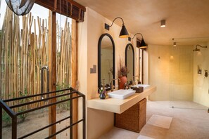 Premier Chalet | Bathroom | Separate tub and shower, free toiletries, hair dryer, bathrobes - Taru Villas Villu - Willpattu (Eluwankulama)