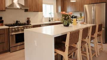 Coffee/tea maker, fridge, microwave, oven