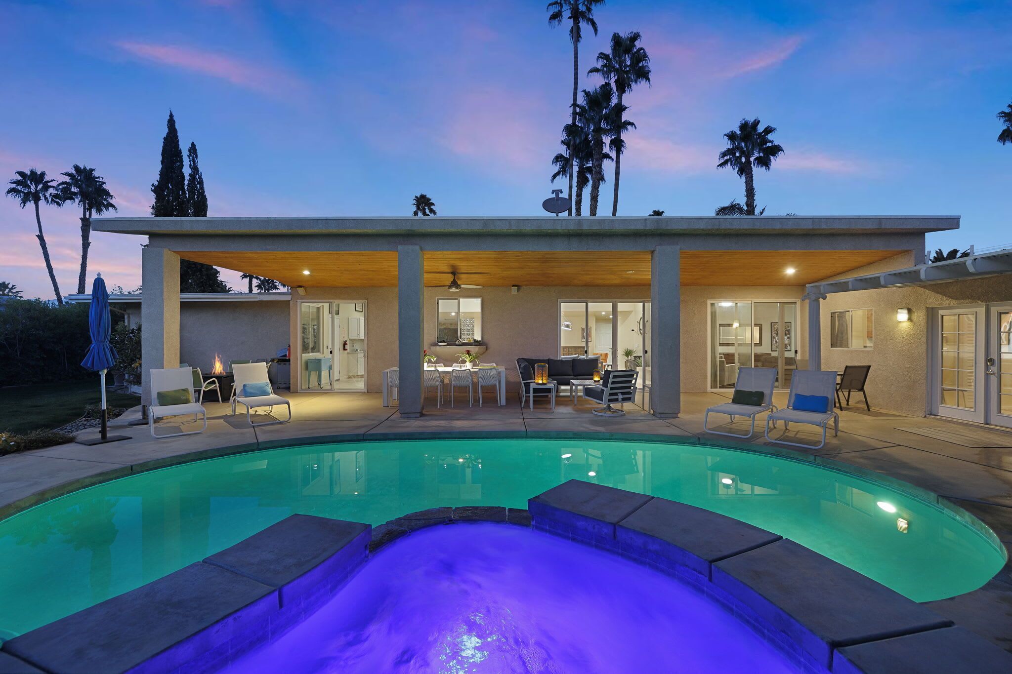 The Palms- Pool, Jacuzzi, and Pet Friendly!