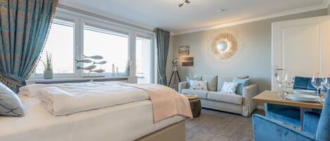 Tabla de planchar con plancha, wifi gratis, ropa de cama