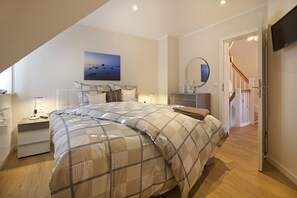 3 quartos, ferros/tábuas de passar roupa, acesso à internet