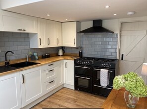 Geladeira, cafeteira/chaleira, chaleira elétrica, torradeira