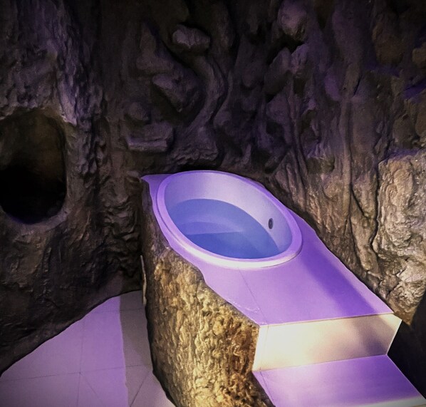 Un sauna, una bañera de hidromasaje, baño turco, 1 sala de tratamiento