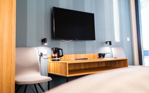 Neljän hengen standard-huone | Työpöytä, kannettavalle tietokoneelle sopiva työtila, äänieristys