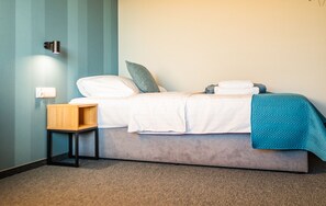 Neljän hengen standard-huone | Työpöytä, kannettavalle tietokoneelle sopiva työtila, äänieristys