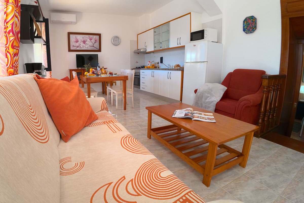 32-cm Smart TV with digital channels