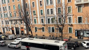 A multi-story building with a row of windows and balconies. - Domus Giordano (Rome)