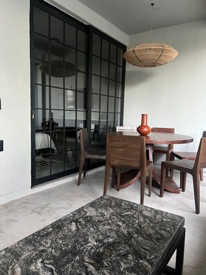 Appartement luxueux | Aire de séjour | Téléviseur connecté de 50 po avec télévision numérique, Netflix