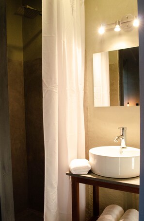Junior Apartment | Bathroom | Shower, free toiletries, hair dryer, towels - Lofts Marques Oaxaca (Oaxaca)