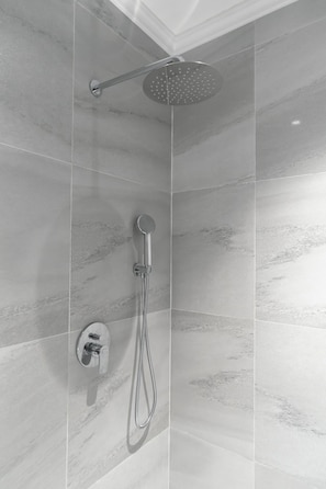 Chambre Double Majestueuse, baignoire, vue fleuve | Salle de bain