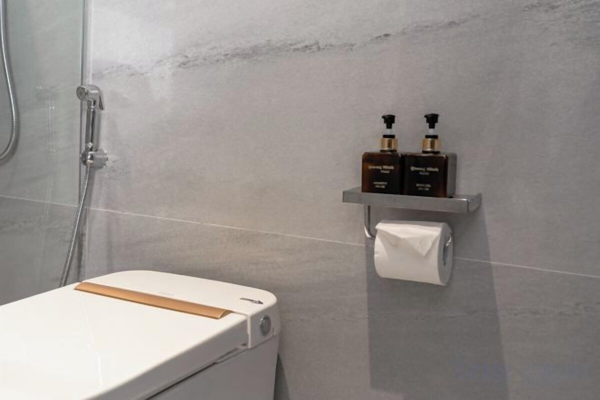 Baño | Amenidades de baño ecológicas, secadora de cabello, pantuflas, toallas 