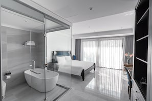 Bộ đồ giường cao cấp, bàn, màn/rèm cản sáng, phòng cách âm