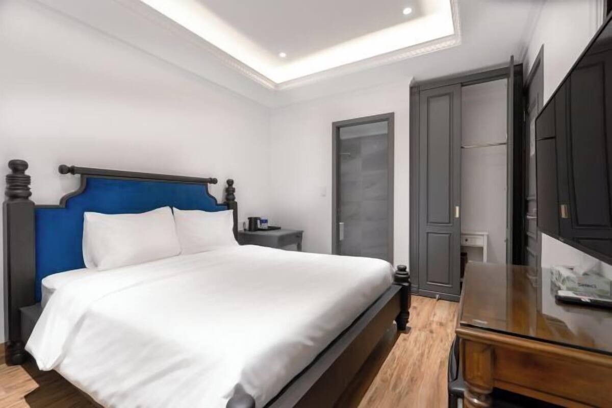 Premium bedding, desk, blackout drapes, soundproofing