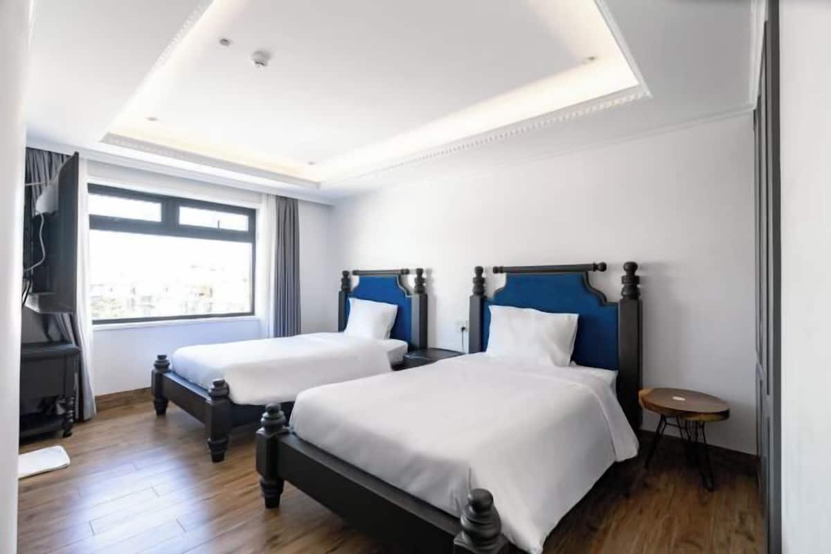 Premium bedding, desk, blackout drapes, soundproofing