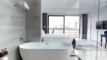 Doppia Grand, vasca da bagno, vista fiume | Biancheria da letto di alta qualità, una scrivania, tende oscuranti