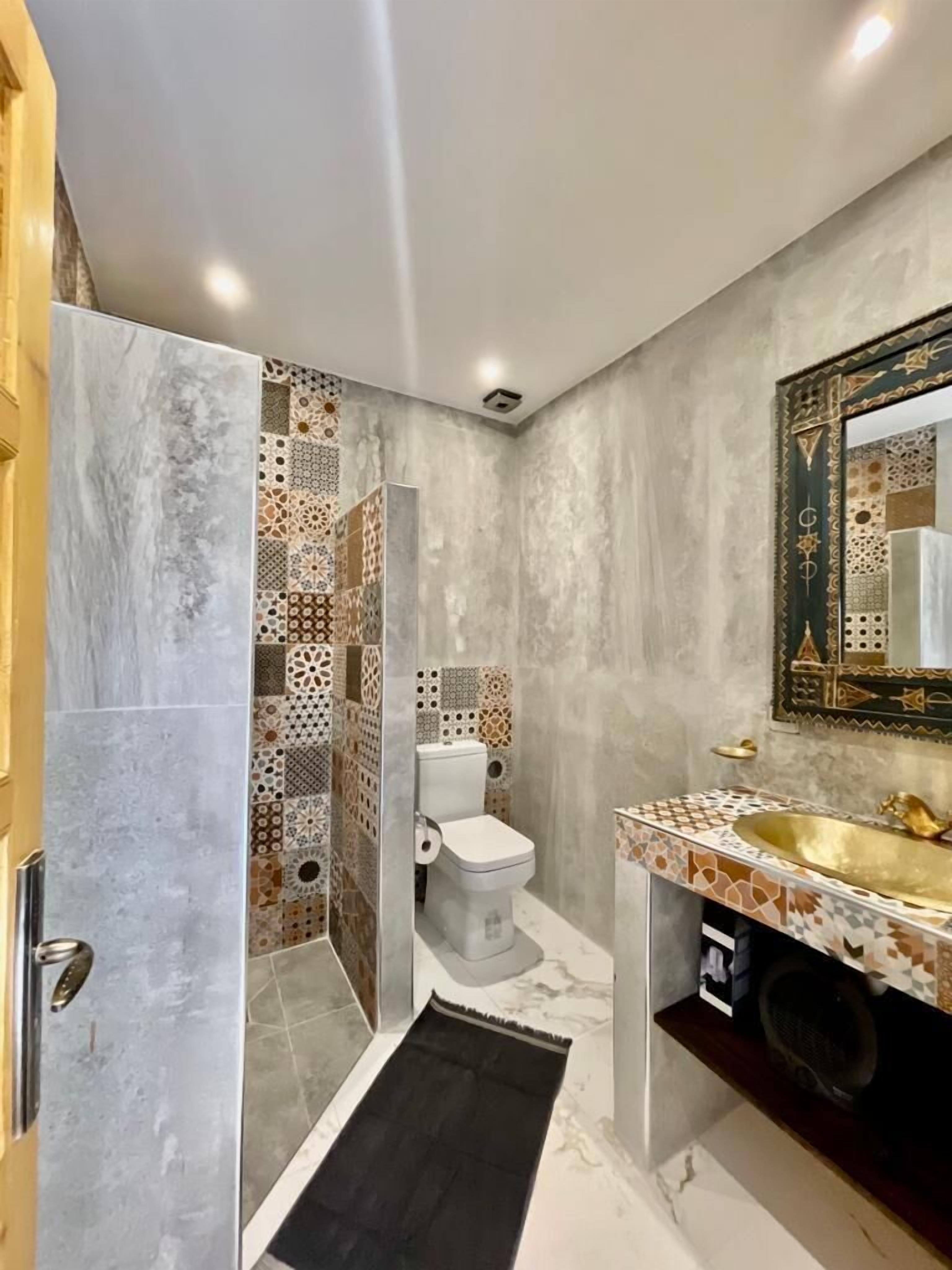 Douche hydromassante, sèche-cheveux, serviettes fournies