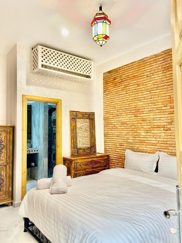 4 bedrooms, Egyptian cotton sheets, premium bedding, memory foam beds - Atlas kasbah (Marrakech)