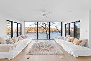 6 bedrooms, iron/ironing board, Internet, bed sheets