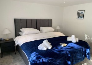 1 bedroom, iron/ironing board, WiFi, bed sheets - The White House Flat by Select SA (Reading)