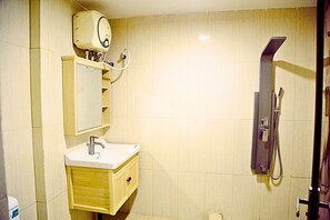 Egyptian cotton sheets, premium bedding, down duvets, memory-foam beds - Ared Villa (Seeduwa - Katunayake)