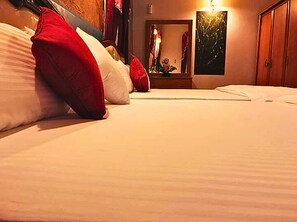 ملاءات من القطن المصري وأغطية فراش متميزة وألحفة محشوة بالريش