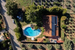 House | 4 bedrooms, desk