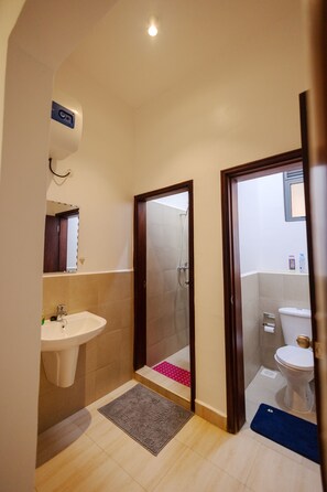 Douche, sèche-cheveux, serviettes fournies, savon