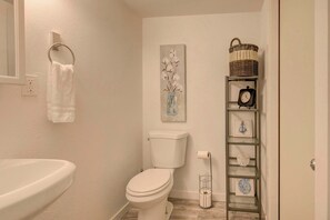 Shower, hair dryer, towels - Affordable Grayland Beach Stay – Ocean Spray 1 (Grayland)