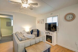 TV, fireplace