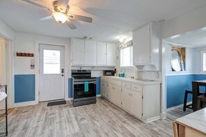 Fridge, microwave, oven, stovetop - Affordable Grayland Beach Stay – Ocean Spray 10 (Grayland)