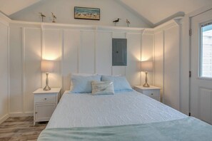 1 bedroom, desk, WiFi, bed sheets