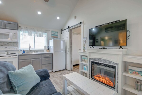 TV, fireplace - Affordable Grayland Beach Stay – Ocean Spray 2 (Grayland)