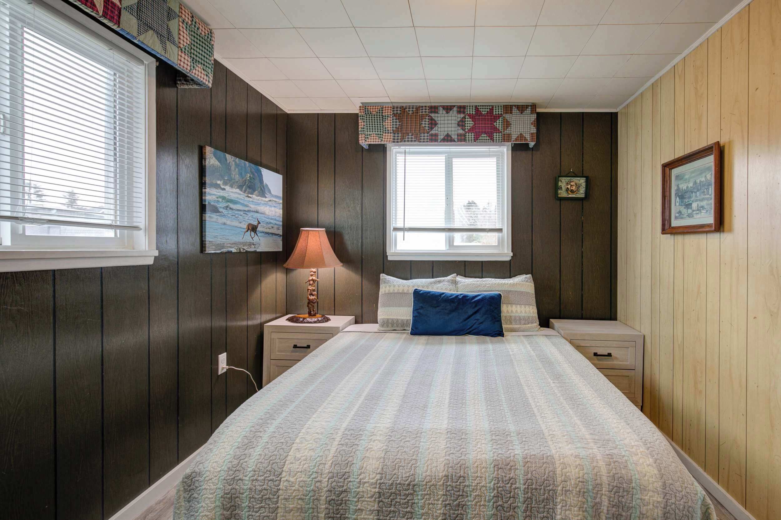 2 bedrooms, desk, WiFi, bed sheets
