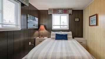 2 bedrooms, desk, WiFi, bed sheets