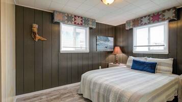 2 bedrooms, desk, WiFi, bed sheets