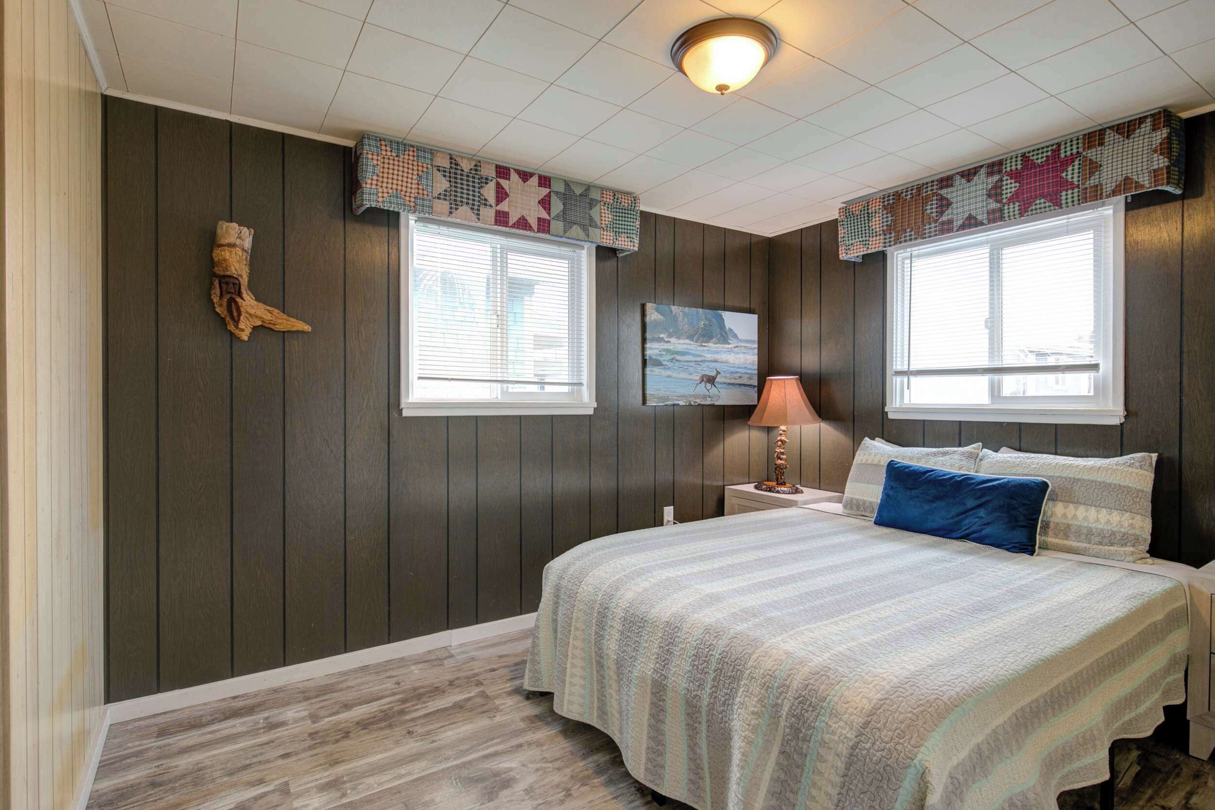 2 bedrooms, desk, WiFi, bed sheets