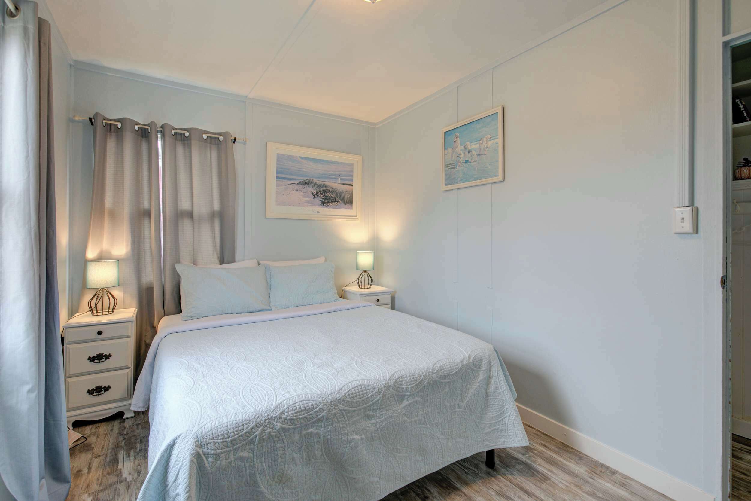 2 bedrooms, desk, WiFi, bed sheets