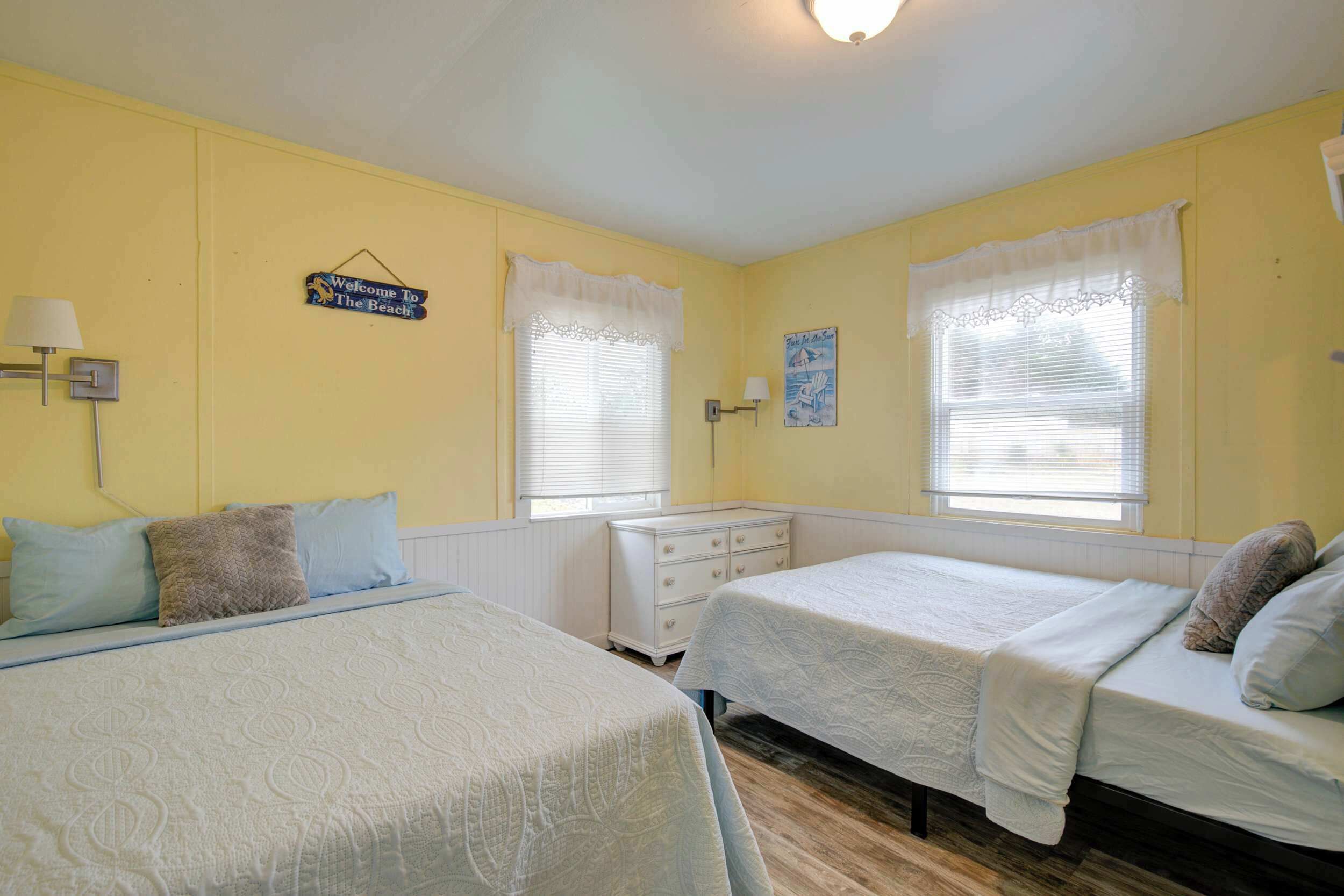 2 bedrooms, desk, WiFi, bed sheets
