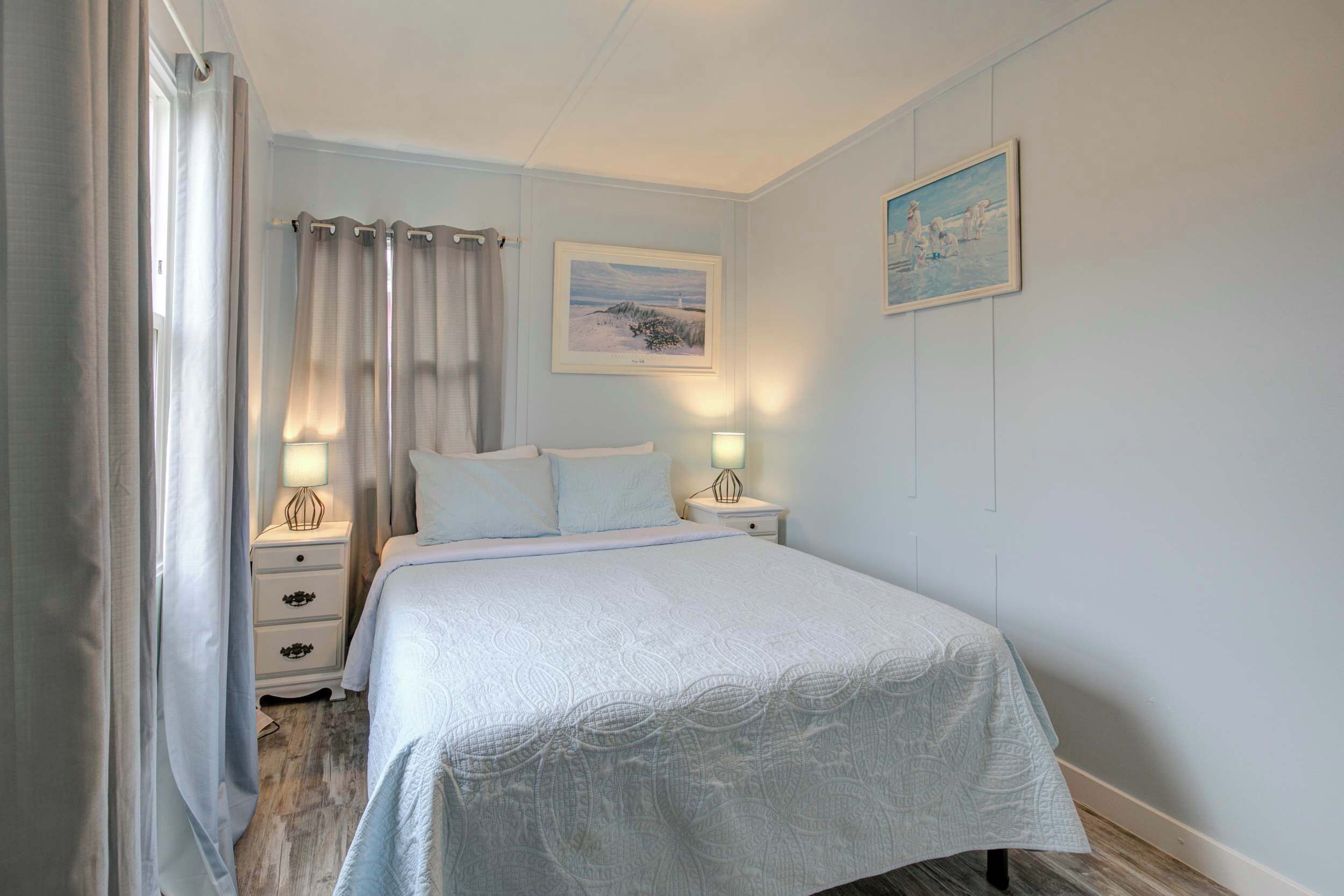 2 bedrooms, desk, WiFi, bed sheets