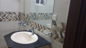 淋浴設備、名牌盥洗用品、毛巾、肥皂