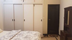 Habitacions insonoritzades, planxa i posts de planxar i wifi gratuïta