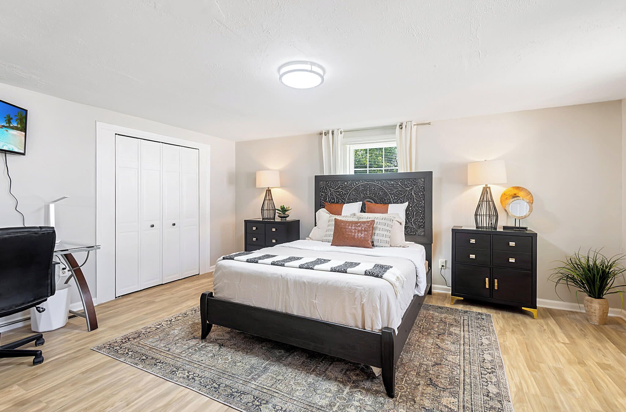 4 bedrooms, iron/ironing board, WiFi, bed sheets